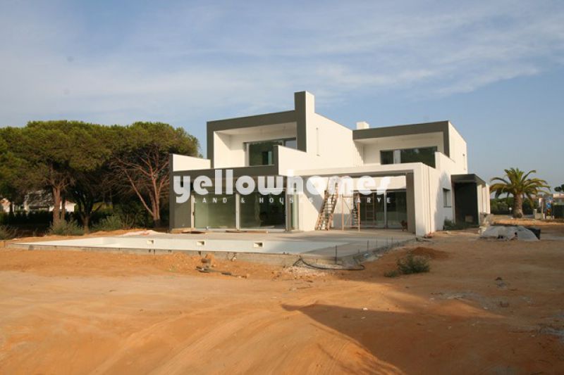 Moradia contemporânea em construção frente ao golfe em Vilamoura